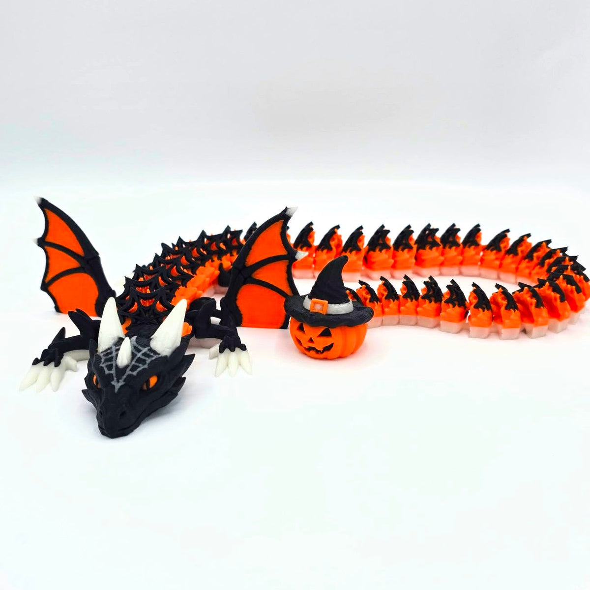 Neue große Halloween-Drachen-Version mit orangefarbenen Flügeln; zusätzlich abgebildeter Kürbis mit Hexenhut