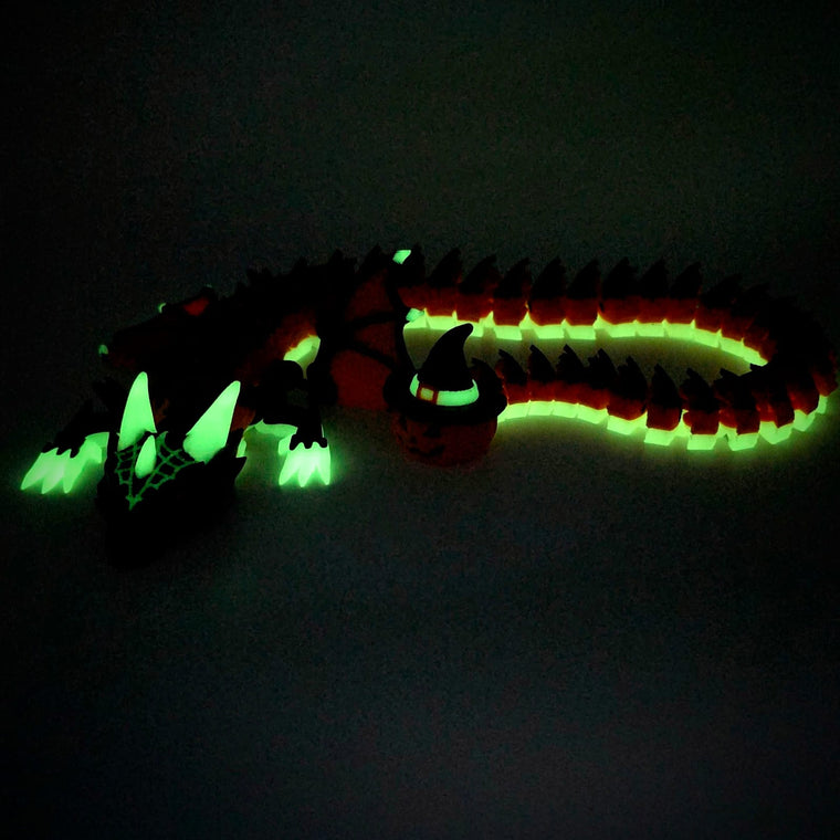 Leuchtende Details des neuen großen Halloween-Drachen im Dunkeln